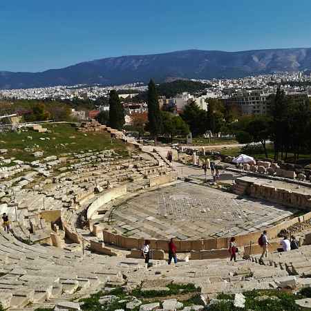 el teatro de la entrada a la acropolis para subir, explicado en epañol